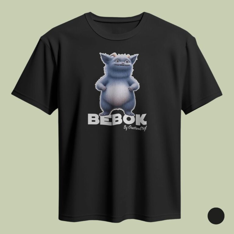 Czarna koszulka T-shirt zaprezentowana na jasnooliwkowym tle. Na klatce piersiowej umieszczono grafikę przedstawiającą uśmiechnięte, puszyste, niebieskie stworki z małymi rożkami. Pod nim znajduje się duży, biały napis „BEBOK” wraz z podpisem „by GustawStajl”. W prawym dolnym rogu zdjęcia umieszczono czarny okrąg oznaczający wariant kolorystyczny.