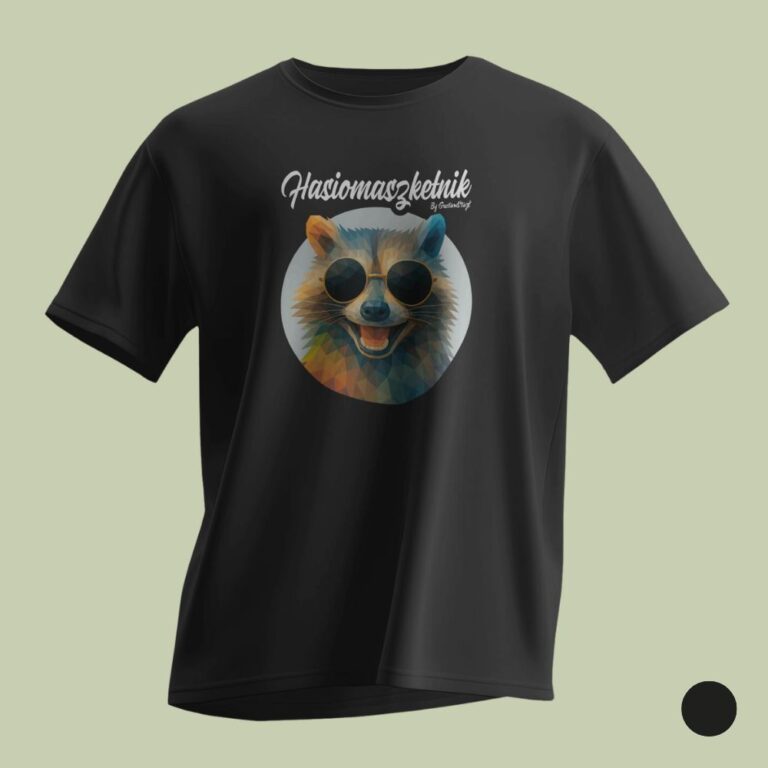 Czarna koszulka T-shirt wyeksponowana na jasnooliwkowym tle. W centrum znajduje się okrągła, geometryczna ilustracja przedstawiająca uśmiechniętego szopa pracza w ciemnych okularach przeciwsłonecznych. Nad nadrukiem umieszczono stylizowany, biały napis „Hasiomaszketnik” z podpisem „by GustawStajl”. W prawym dolnym rogu zdjęcia widnieje czarny okrąg oznaczający opcję kolorystyczną.