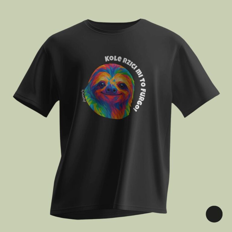 Czarna koszulka T-shirt zaprezentowana na jasnooliwkowym tle. Centralny nadruk przedstawia wielobarwną, mozaikową głowę leniwca. Wokół ilustracji po łuku umieszczono biały napis „KOLE RZICI MI TO FURGO!” oraz podpis „by GustawStajl”. W prawym dolnym rogu umieszczono czarny okrąg wskazujący opcję kolorystyczną.