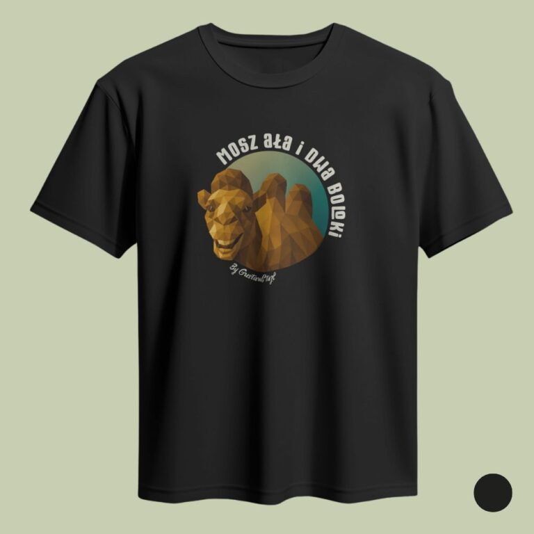 Czarna koszulka T-shirt pokazana na jasnooliwkowym tle. Na klatce piersiowej umieszczono okrągłą grafikę w stylu low-poly przedstawiającą uśmiechniętego, brązowego wielbłąda dwugarbnego. Po łuku nad ilustracją znajduje się jasny napis „MOSZ AŁA i DWA BOLOKI”, a u dołu drobny podpis „by GustawStajl”. W prawym dolnym rogu umieszczono czarny okrąg oznaczający opcję kolorystyczną.
