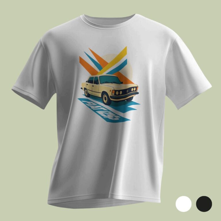 Biała koszulka T-shirt przedstawiona na jasnooliwkowym tle. W centralnej części klatki piersiowej umieszczono nadruk w stylu retro przedstawiający kremowy samochód klasyczny Fiat 125p na tle geometrycznych, kolorowych pasów w odcieniach pomarańczu, żółci i błękitu oraz niebieskiego śladu z napisem „FIAT 125p”. W prawym dolnym rogu znajdują się dwa okręgi – biały i czarny – oznaczające dostępne opcje kolorystyczne.