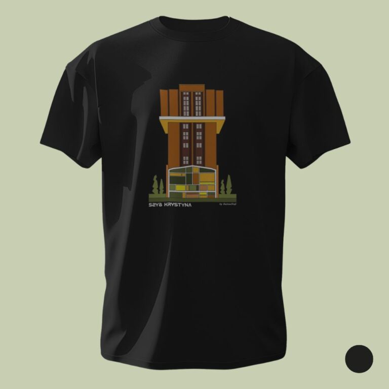 Czarna koszulka T-shirt zaprezentowana na gładkim, jasnooliwkowym tle. Centralnie na klatce piersiowej umieszczono geometryczną, graficzną ilustrację zabytkowej wieży wyciągowej szybu Krystyna w Bytomiu w odcieniach brązu i żółci. Pod grafiką znajduje się prosty napis „SZYB KRYSTYNA” oraz drobny podpis artysty „by GustawStajl”. W prawym dolnym rogu zdjęcia umieszczono czarny okrąg oznaczający dostępną opcję kolorystyczną.