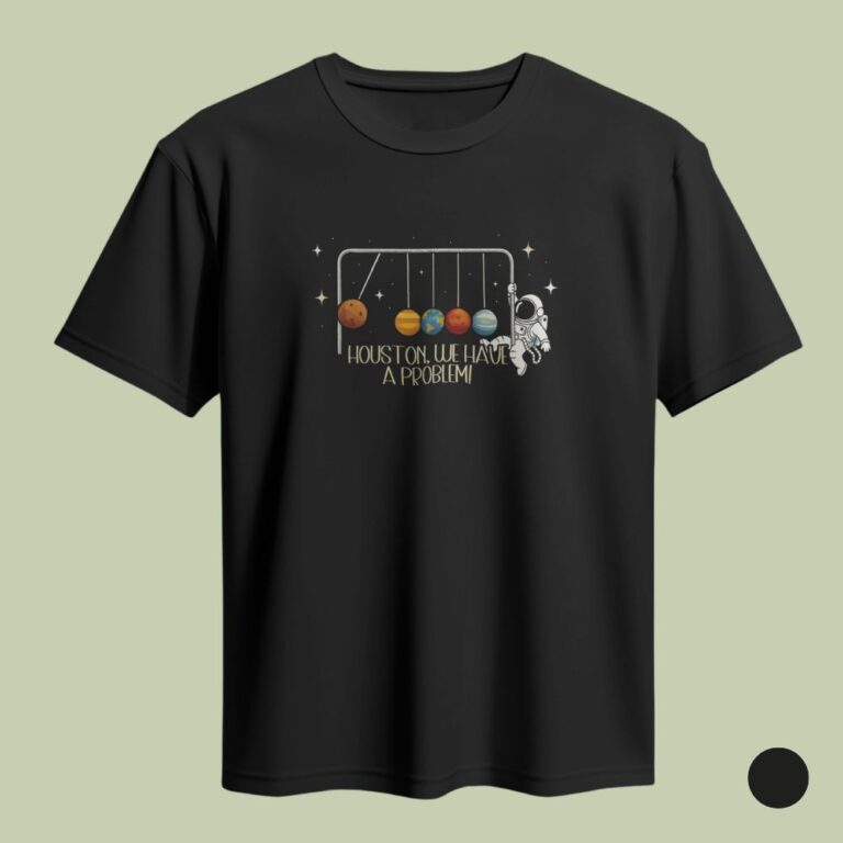 Czarna koszulka T-shirt zaprezentowana na jasnooliwkowym tle. Na środku klatki piersiowej widnieje zabawny nadruk przedstawiający kołyskę Newtona, w której kulkami są planety Układu Słonecznego, a na krawędzi wisi mały astronauta. Pod ilustracją umieszczono napis „HOUSTON, WE HAVE A PROBLEM!”. W prawym dolnym rogu zdjęcia znajduje się czarny okrąg oznaczający opcję kolorystyczną.