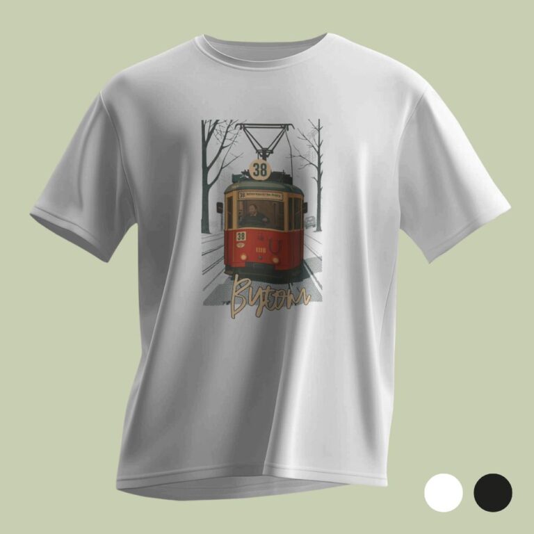 Biała koszulka T-shirt zaprezentowana na gładkim, jasnooliwkowym tle. Na środku klatki piersiowej znajduje się prostokątny nadruk z klasycznym, czerwono-żółtym tramwajem linii 38 wpisanym w tło z czarno-białymi drzewami oraz żółtym napisem „Bytom”. W prawym dolnym rogu grafiki umieszczono dwa okręgi – biały i czarny – oznaczające dostępne opcje kolorystyczne.