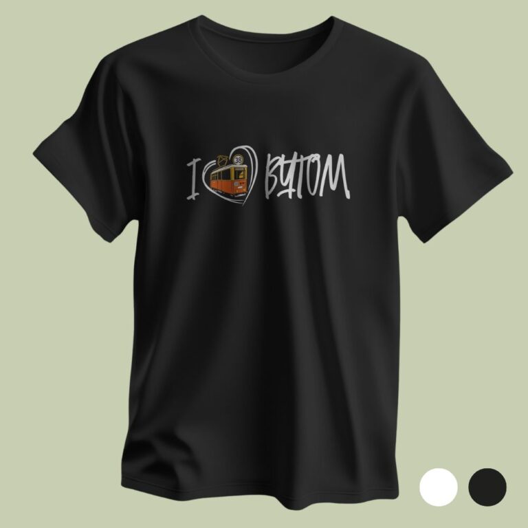 Czarny T-shirt zaprezentowany na oliwkowo-zielonym tle. Na klatce piersiowej koszulki widnieje biały napis „I [serce] BYTOM”, gdzie symbol serca tworzy zarys z wpisanym w środek zabytkowym, pomarańczowo-żółtym tramwajem z numerem 38. W prawym dolnym rogu zdjęcia znajdują się dwa nakładające się okręgi – biały oraz czarny – oznaczające dostępne opcje kolorystyczne produktu.