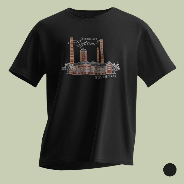 Zdjęcie typu packshot przedstawiające czarny t-shirt rozłożony na płasko na jasnym, oliwkowym tle. Na środku koszulki znajduje się biało-pomarańczowy nadruk z Elektrociepłownią Szombierki w Bytomiu. Nad grafiką widnieje napis „JO SIĘ PYTOM, KAJ JE BYTOM?”, a pod nią współrzędne geograficzne. W prawym dolnym rogu grafiki znajduje się czarne koło sygnalizujące kolor produktu.