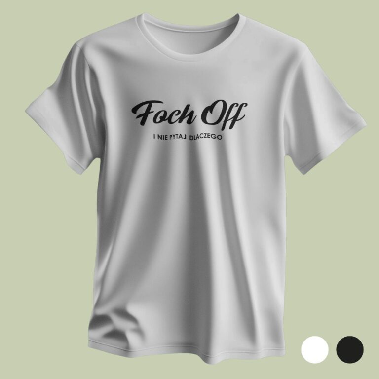 Zdjęcie produktowe przedstawiające biały t-shirt ułożony na gładkim, oliwkowo-zielonym tle. Na klatce piersiowej nadrukowany jest czarny, kaligraficzny napis „Foch Off”, a poniżej mniejszy tekst: „I NIE PYTAJ DLACZEGO”. W prawym dolnym rogu grafiki umieszczono dwa okręgi – biały i czarny – wskazujące dostępne warianty kolorystyczne.