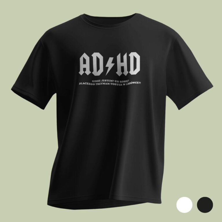 Prezentacja produktu: czarny t-shirt ułożony na jasnozielonym tle. Na piersi umieszczono biały graficzny nadruk „AD/HD” stylizowany na logo zespołu AC/DC wraz z tekstem „GDZIE JESTEM? CO ROBIĘ? DLACZEGO TRZYMAM TOSTER W LODÓWCE?!”. W prawym dolnym rogu grafiki znajdują się dwa okręgi – biały i czarny – oznaczające dostępne opcje kolorystyczne produktu.