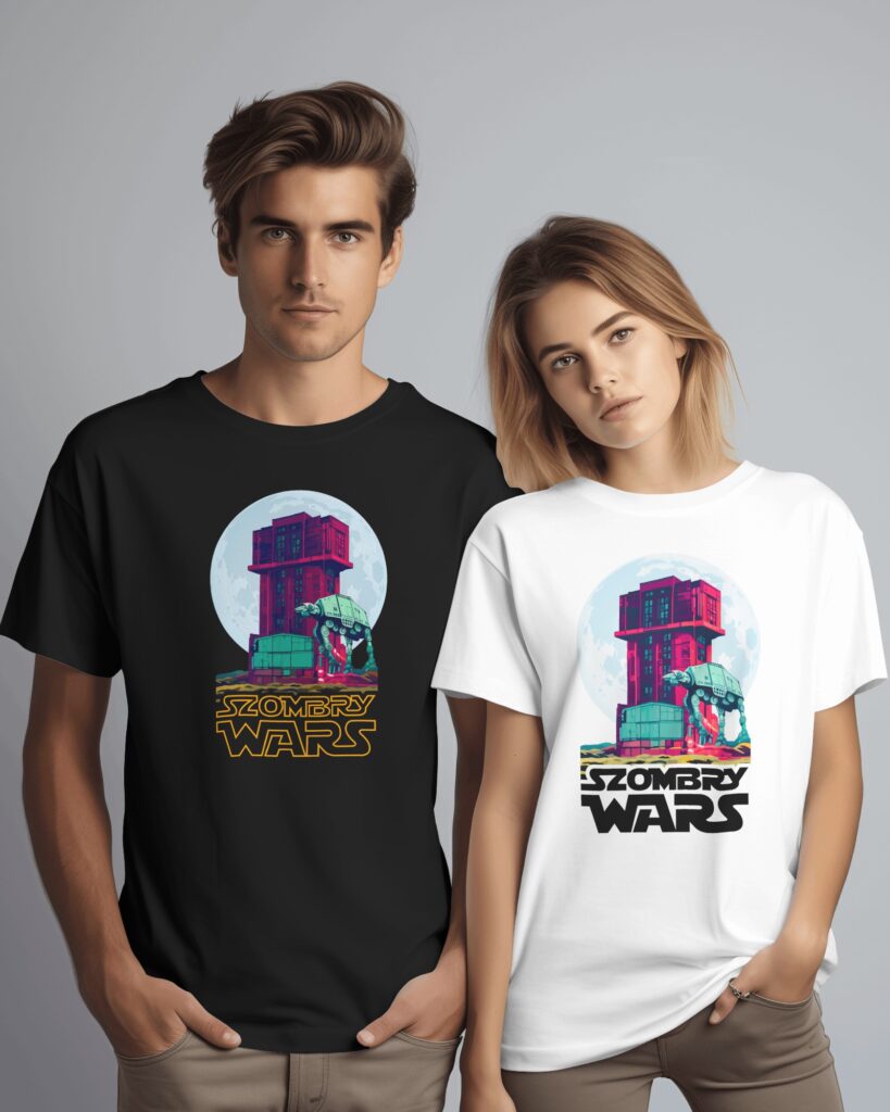 Mężczyzna i kobieta stojący obok siebie na szarym, studyjnym tle. Mężczyzna ma na sobie czarny T-shirt z nadrukiem przedstawiającym historyczną wieżę wyciągową i wieżę ciśnień w Szombierkach na tle księżyca w pełni z maszyną kroczącą oraz żółtym napisem „SZOMBRY WARS”. Kobieta nosi biały T-shirt z tą samą grafiką i czarnym napisem „SZOMBRY WARS”.